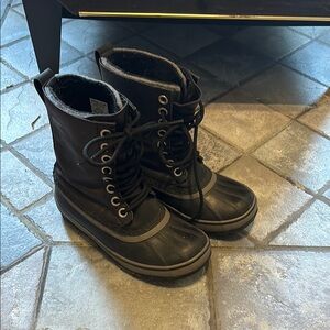 Sorel winter boots size 6.5. Only worn a couple of times.